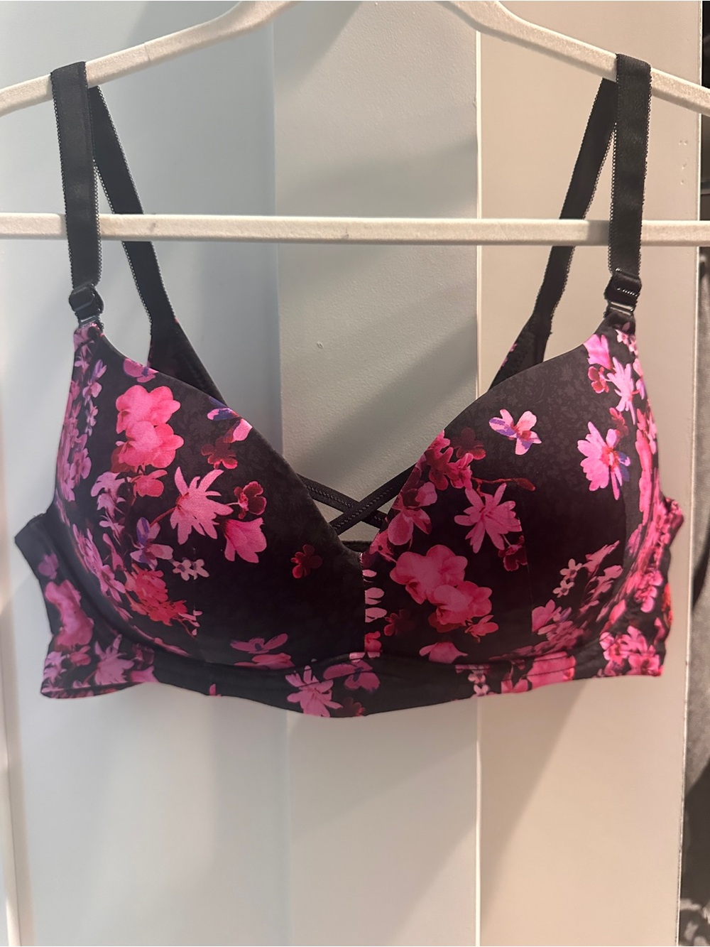 Torrid Curve 40C Pink Floral Wire-Free Lightly Lined Bra Black Crisscross Back